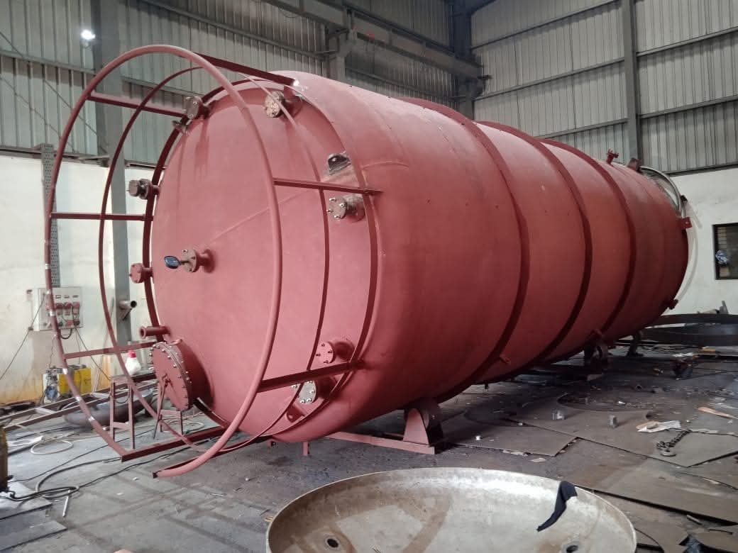 Horizontal storage tank with saddles, nozzles and an access ladder in a workshop